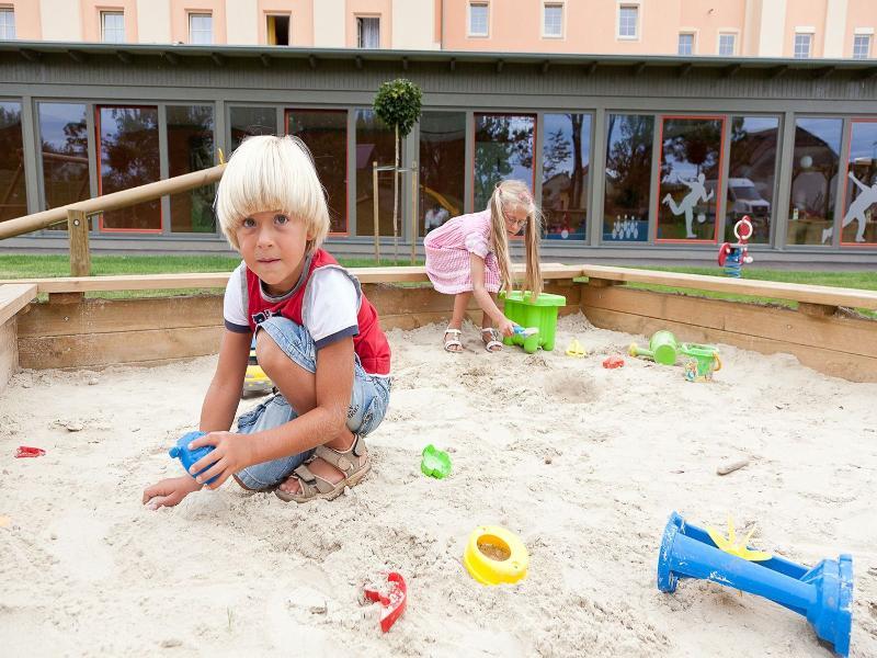 Jufa Hotel Weinviertel - Eselsmuehle Seefeld-Kadolz Exterior foto